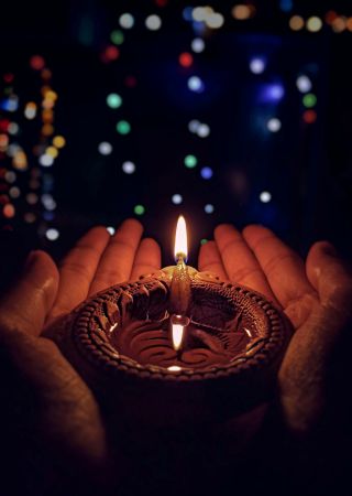 Twee handen met een diwali lichtje